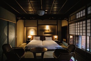 Habitación Deluxe (with Private Garden, 2) | Ropa de cama de alta calidad, edredones de plumas, minibar y caja fuerte