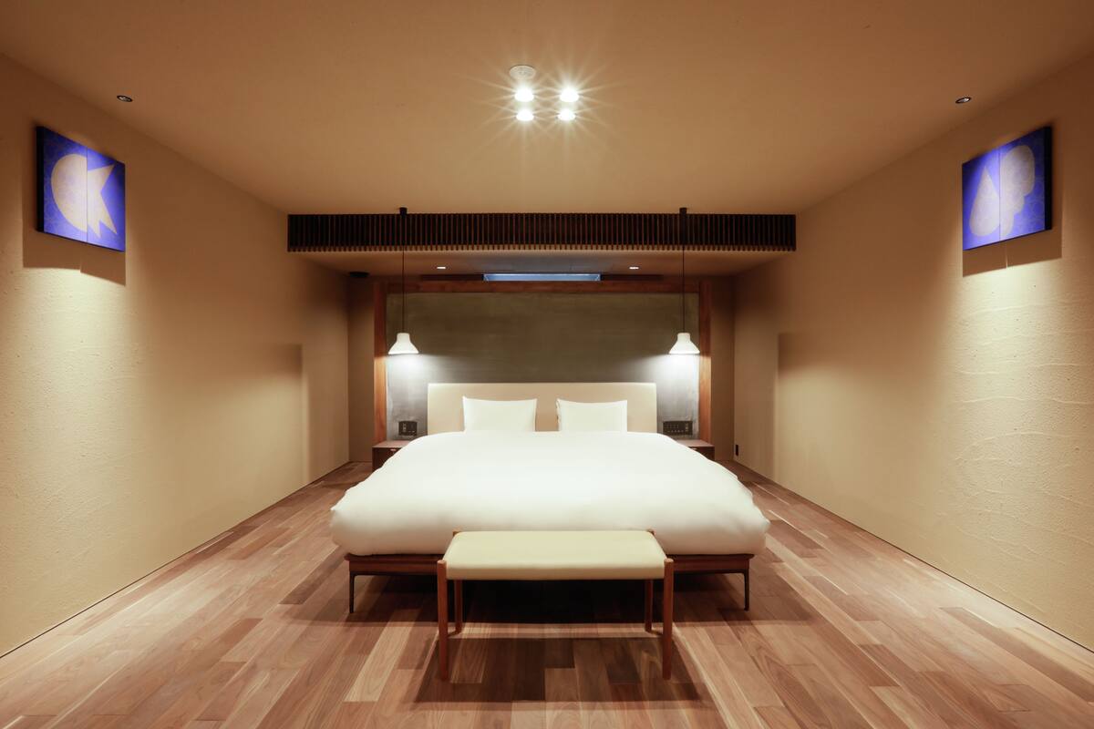 Deluxe kamer, bijgebouw (Jakkou) | Luxe beddengoed, donsdekens, een minibar, een kluis op de kamer