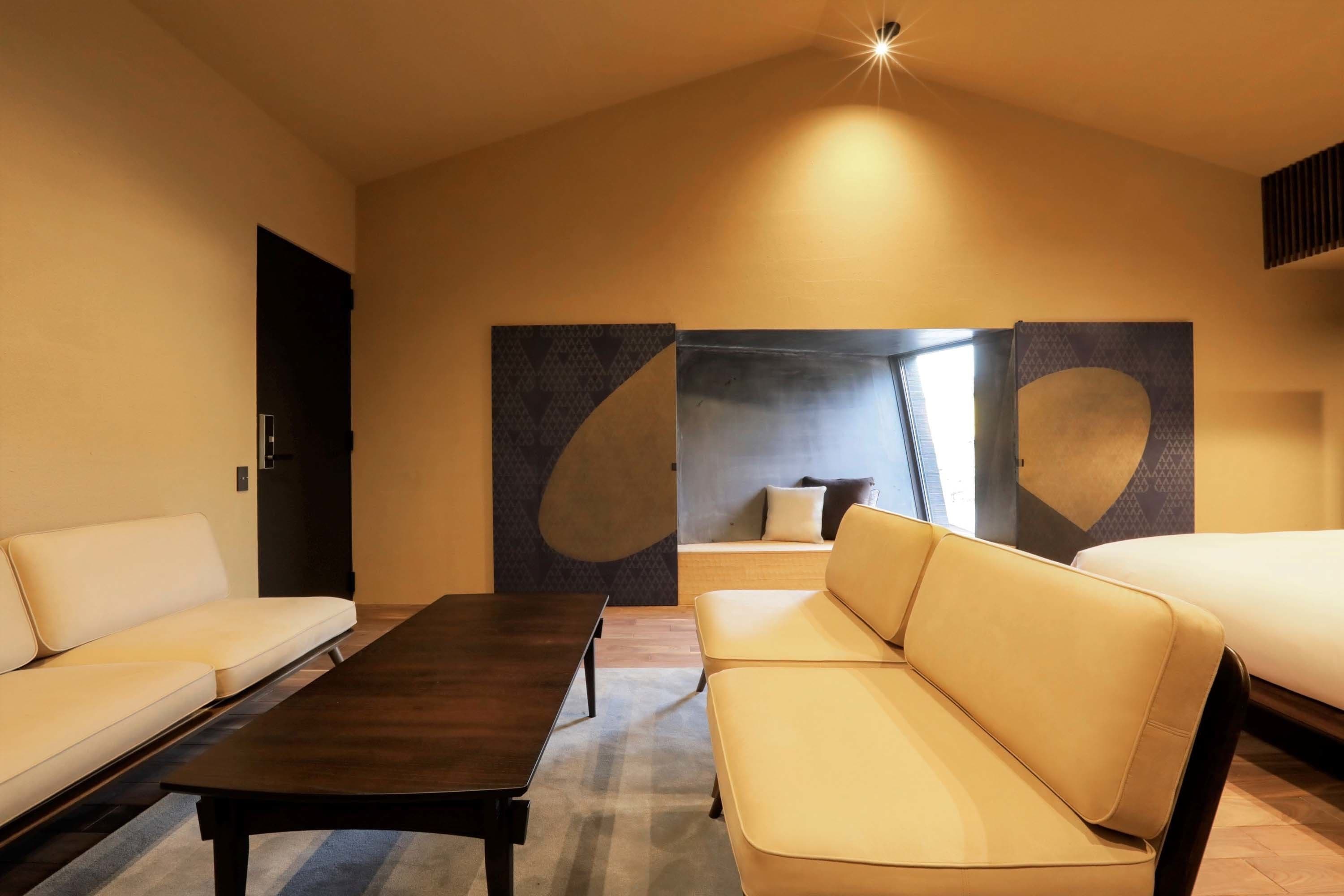 Kahden hengen deluxe-huone | Ylelliset vuodevaatteet, untuvapeitot, minibaari, tallelokero huoneessa