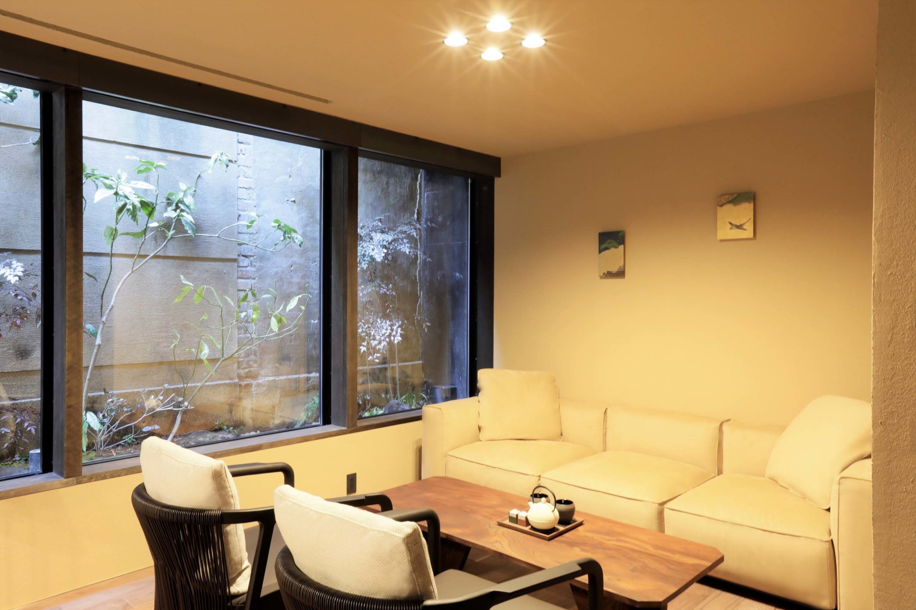 Deluxe-huone, lisärakennuksessa (1) | Ylelliset vuodevaatteet, untuvapeitot, minibaari, tallelokero huoneessa