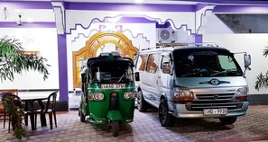 Tempat letak kenderaan sendiri percuma 