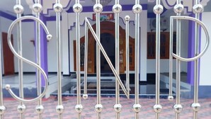 A metal gate with spherical and circular decorative elements. - SNP Star Guesthouse (Trincomalee)