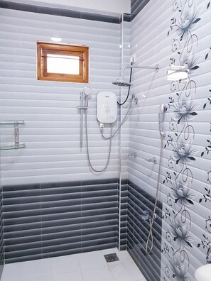 Habitación triple Deluxe, 1 habitación | Regadera en el baño