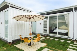 Premium bedding, desk, blackout curtains, free WiFi
