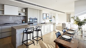 Deluxe Apartment, 3 Bedrooms, City View | Private kitchen - Essendon Escape (Essendon)