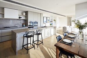 Deluxe-Apartment, 3 Schlafzimmer, Stadtblick | Eigene Küche