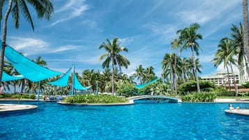 Indoor pool, 2 outdoor pools