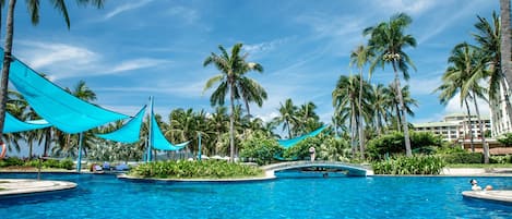 Indoor pool, 2 outdoor pools