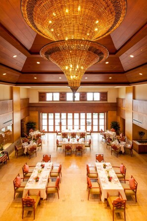 5 restaurants, breakfast served