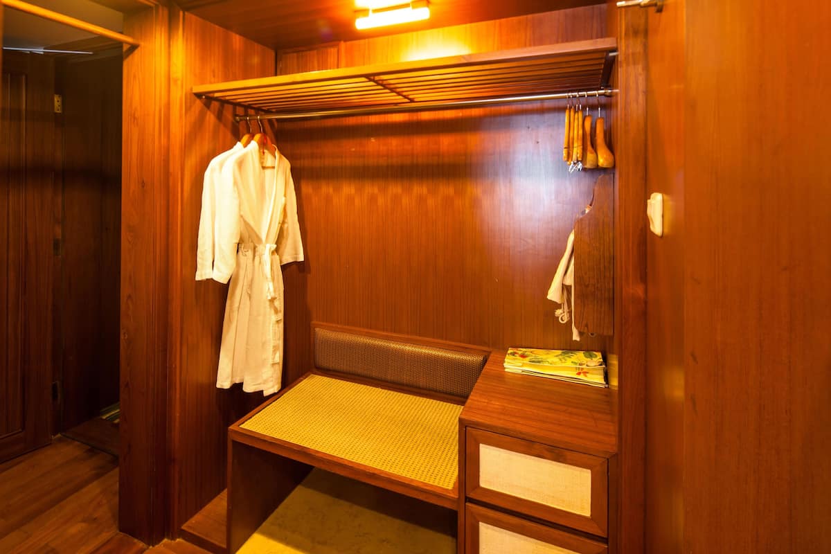 Grand kamer, 1 twee- of 2 eenpersoonsbedden | 1 slaapkamer, een kluis op de kamer, verduisterende gordijnen