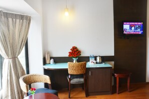 Deluxe Suite | 1 bedroom, Egyptian cotton sheets, premium bedding, minibar