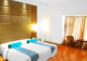 1 bedroom, Egyptian cotton sheets, premium bedding, minibar - Ashraya International Hotel (Bengaluru)