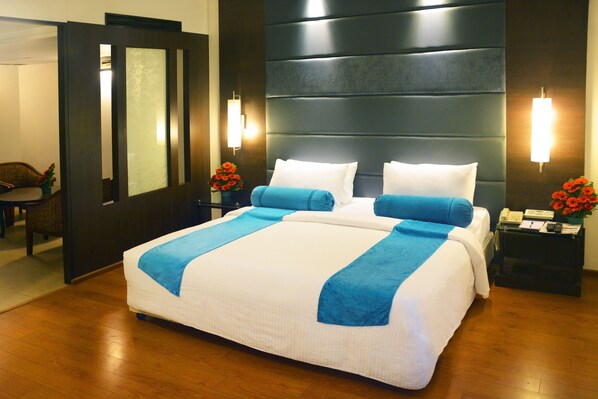 1 bedroom, Egyptian cotton sheets, premium bedding, minibar - Ashraya International Hotel (Bengaluru)