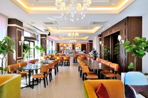 Phục vụ bữa sáng và bữa trưa 