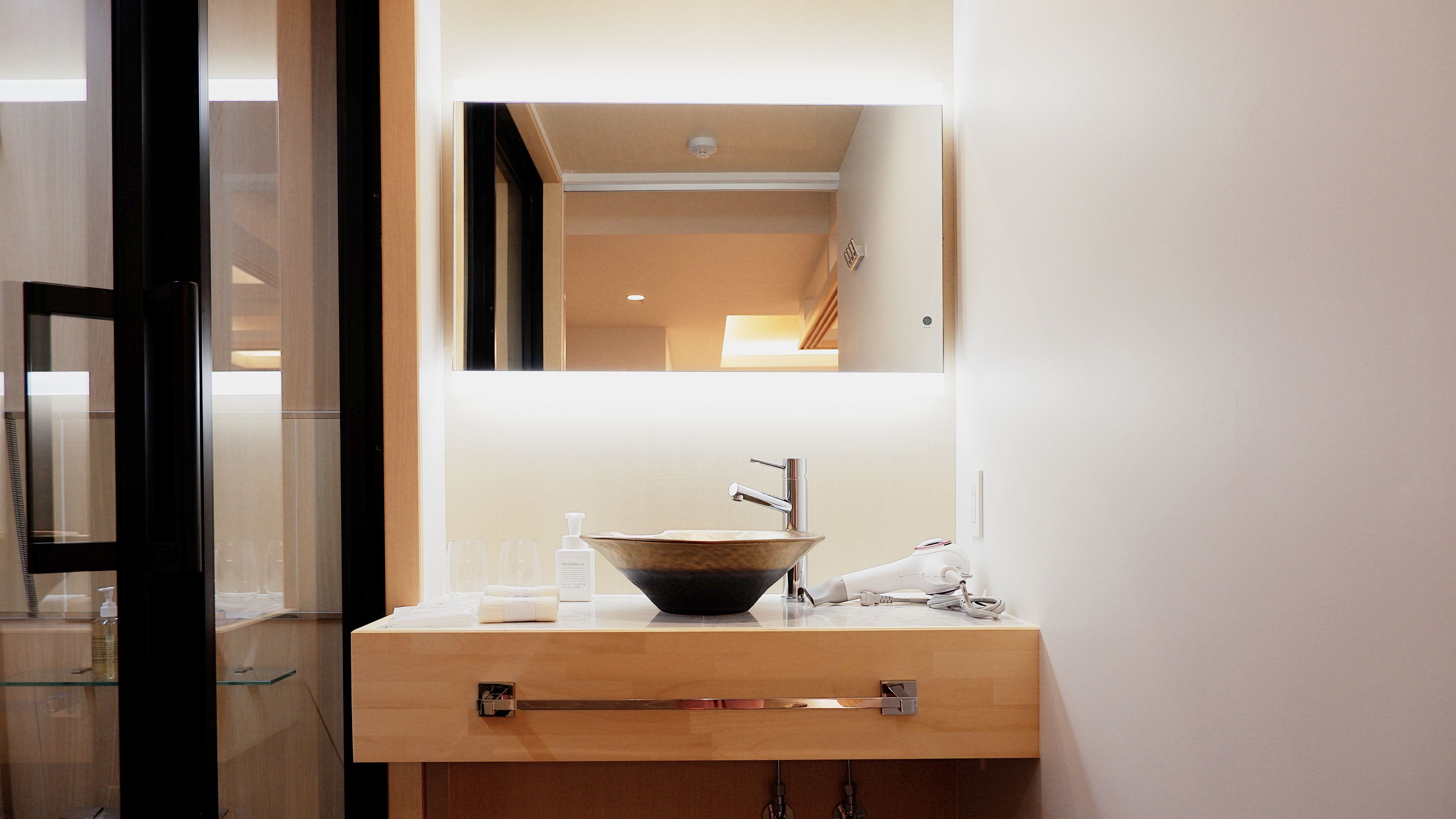 deluxe twin room | bathroom sink