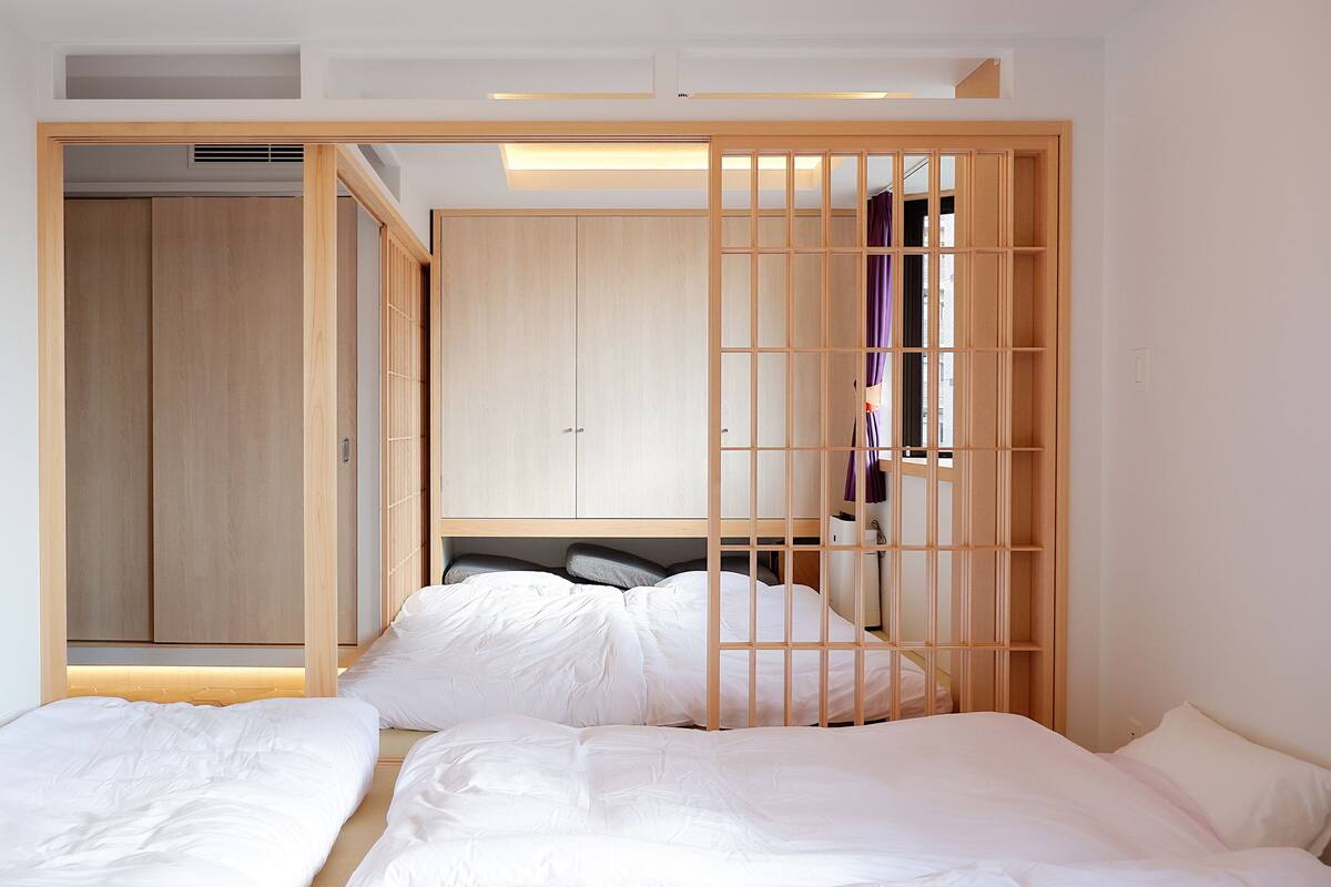 Une chambre à coucher comprenant un lit, une armoire et un espace bureau.