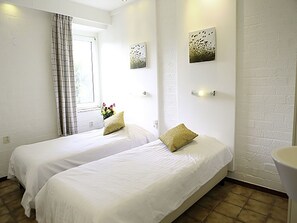 3 bedrooms, free WiFi, bed sheets - Wonderful private villa for 6 guests with WIFI, TV, terrace and pets allowed (Landsrade)