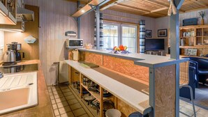 A compact kitchen with a microwave, kettle, and various pots and pans. - Stunning private villa for 5 guests with TV, patio and pets allowed (Otterndorf)