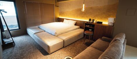 Firemannsrom, ikke-røyk (King Suite with Balcony) | Blendingsgardiner, wi-fi (inkludert) og sengetøy