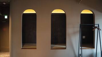 四人房, 非吸煙房 (King Suite with Balcony) | 1 間臥室、遮光布/窗簾、免費無線上網、床單