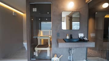 King Suite with Balcony, Non Smoking | Bathroom