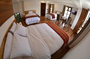 Familien-Vierbettzimmer, Bergblick | Zimmersafe, Schreibtisch, kostenloses WLAN