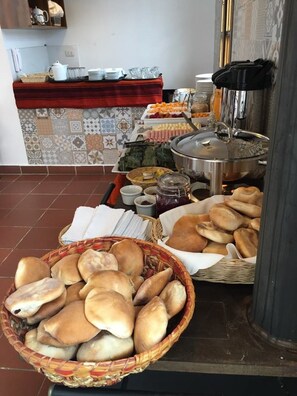 Café da manhã completo grátis todos os dias