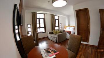 Kamar Double Superior, 1 Tempat Tidur Double dengan tempat tidur Sofa, dapur kecil | Brankas, meja kerja, dan Wi-Fi gratis