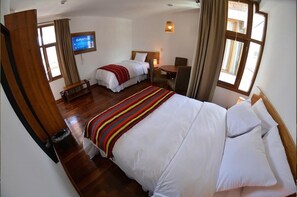 Chambre Triple, vue montagne | Coffres-forts dans les chambres, bureau, Wi-Fi gratuit