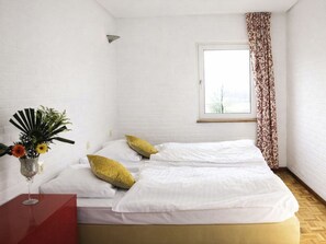 3 bedrooms, free WiFi, bed sheets