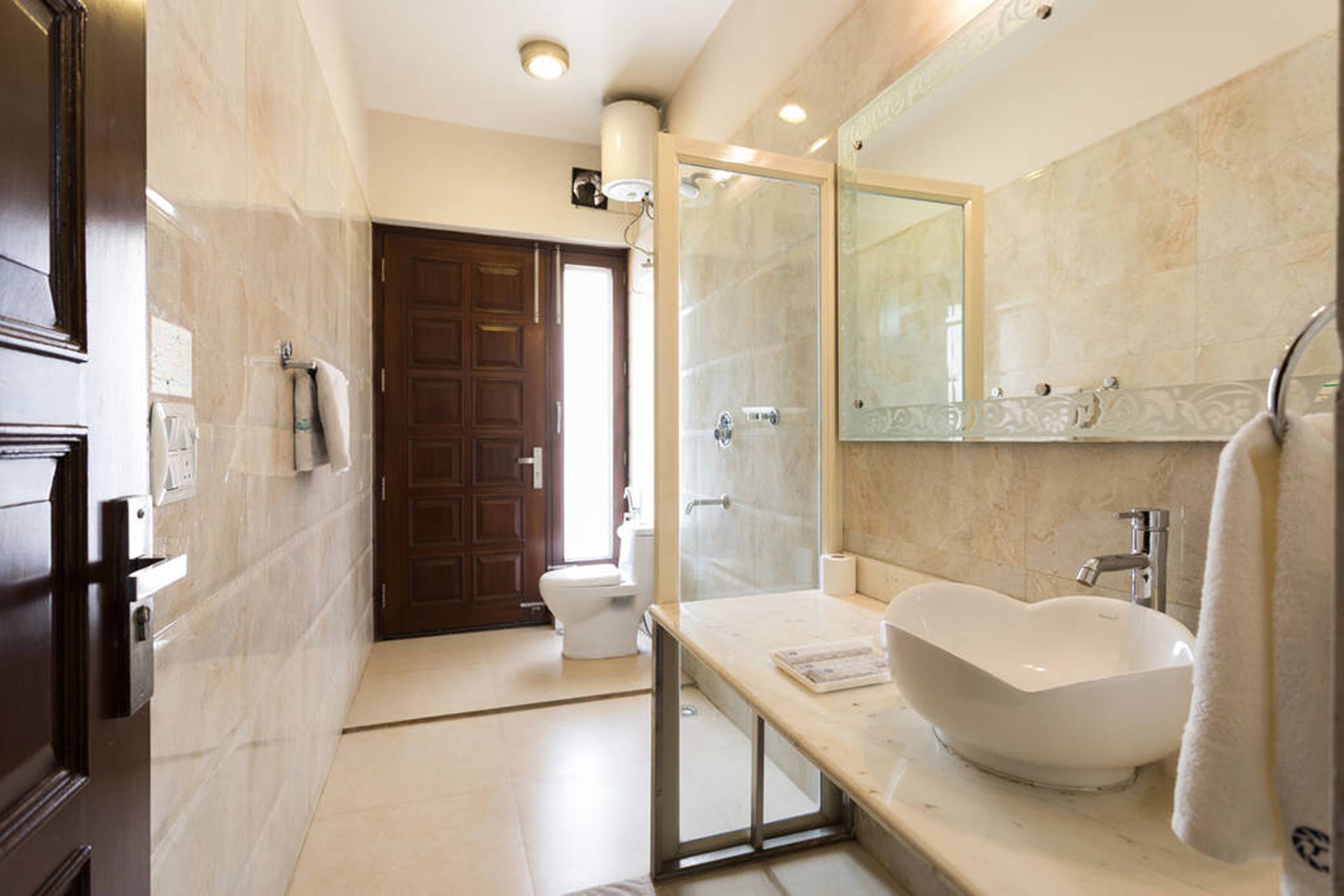 Kamar Single Bisnis, 1 Tempat Tidur Double, akses difabel, Bebas Asap Rokok | Kamar mandi | Shower, pancuran hujan, perlengkapan mandi gratis, dan pengering rambut