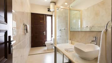 Kamar Single Bisnis, 1 Tempat Tidur Double, akses difabel, Bebas Asap Rokok | Kamar mandi | Shower, pancuran hujan, perlengkapan mandi gratis, dan pengering rambut