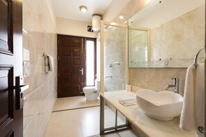 Business eenpersoonskamer, 1 tweepersoonsbed, toegankelijk voor mindervaliden, niet-roken | Badkamer | Een douche, een regendouche, gratis toiletartikelen, een haardroger