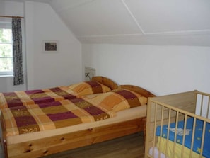 2 bedrooms, travel cot, WiFi, bed sheets - Farmhouse apartment - Holiday apartments Hof Löstrup in the middle of Angeln (Sörup)