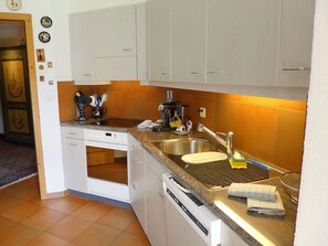 Ovn, oppvaskmaskin, brødrister og høy barnestol