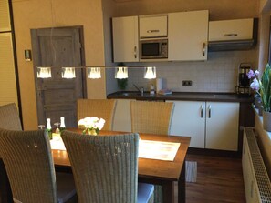 Refrigerador, microondas, lavavajillas y periquera 