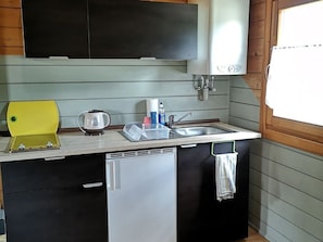 Køleskab, kaffe-/temaskine, elkedel, brødrister