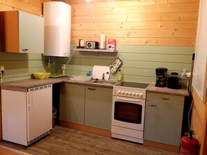 Fridge, oven, coffee/tea maker, electric kettle