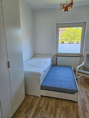 2 bedrooms, travel cot, WiFi, bed sheets