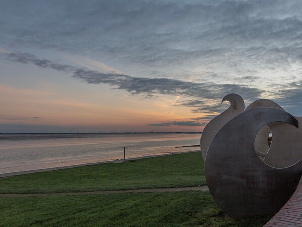 Unclassified image, 1 of 23, button