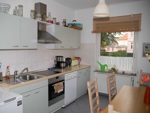 Fridge, microwave, oven, dishwasher - 064 Holiday apartment Lindenstraße with fireplace and 2 bedrooms - 064 Linde (Wilhelmshaven)