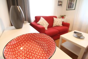Deluxe-Apartment, 1 Queen-Bett, Raucher | Wohnbereich | 24-Zoll-Flachbildfernseher mit Digitalempfang, Fernseher, Netflix