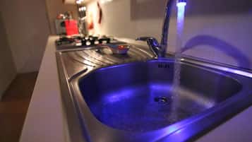 Deluxe-Apartment, 1 Queen-Bett, Raucher | Eigene KĂŒche | KĂŒhlschrank, Wasserkocher mit Kaffee-/Teezubehör, Wasserkocher