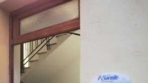 A staircase leading to a piano room, with a sign indicating "7 Sorelle" and "1° Piano". - Sette sorelle b&b (Cosenza)