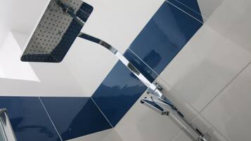 Doppia Standard, 1 letto queen | Bagno | Doccia, soffione a pioggia, set di cortesia gratuito, asciugacapelli