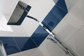 Standard-dobbeltværelse - 1 queensize-seng | Badeværelse | Bruser, brusehoved med spredningseffekt, gratis toiletartikler