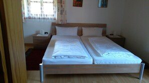 Appartamento, balcone, vista montagna | 1 camera, tende oscuranti, ferro/asse da stiro, Wi-Fi gratuito