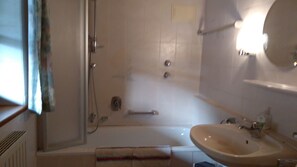 Apartamento, sacada, vista para a montanha | Banheiro | Chuveiro/banheira combinados, toalhas de banho