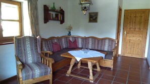 Appartamento, balcone, vista montagna | Pasti in camera