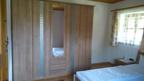 1 غرفة نوم وستائر تعتيم ومكواة/لوح كي وواي فاي مجانًا